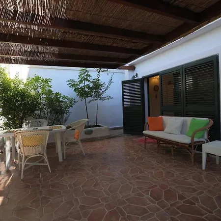 Blue Laguna Pines Retreat Ferienhaus Golem (Tirana)